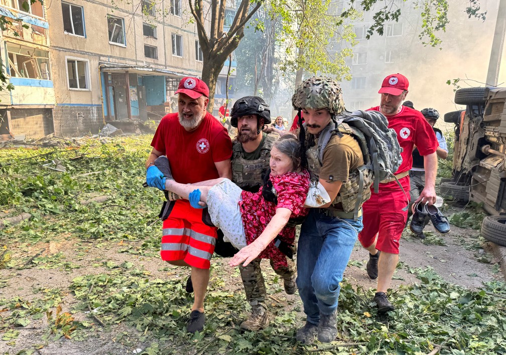 Idosa sendo resgatada após ataque russo — Foto: REUTERS/Vitalii Hnidyi