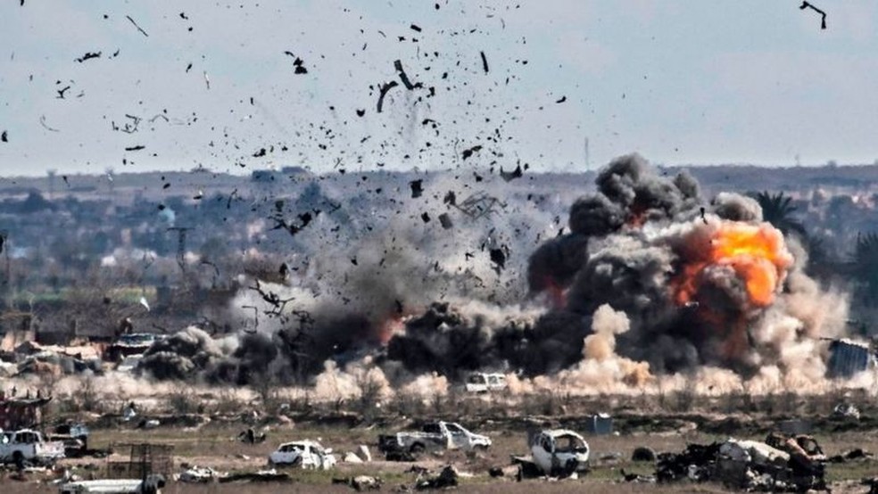 Em 2019, o Estado Islâmico viu seu domínio reduzido a uma pequena faixa de terra em Baghouz, na Síria — Foto: Getty Images via BBC