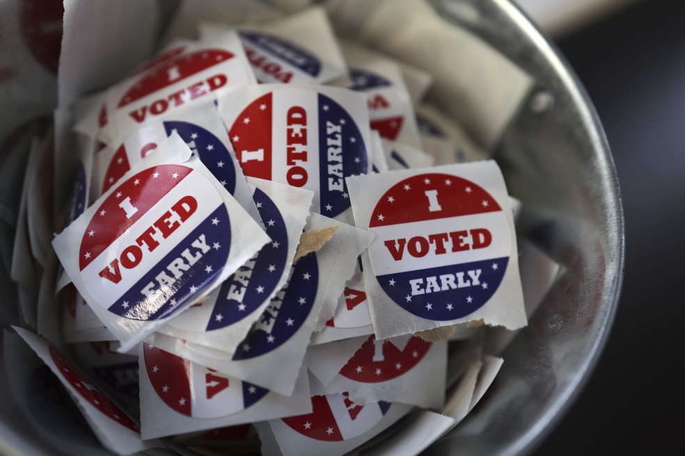Adesivos de "Eu votei antecipadamente" em centro de votação em Minneapolis, Minnesota, em 19 de setembro de 2024. — Foto: AP Photo/Adam Bettcher