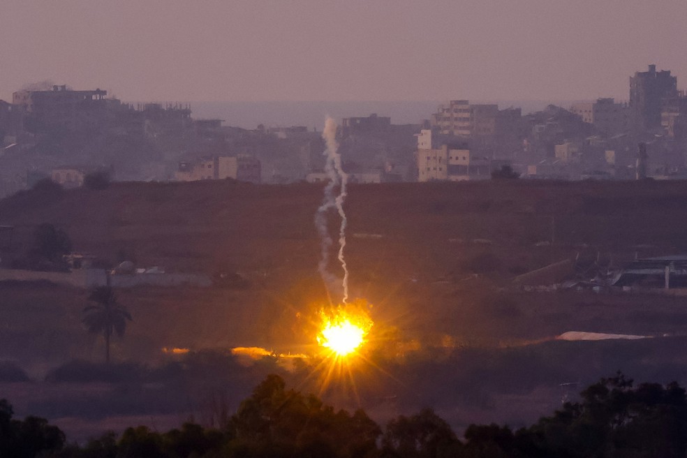 Sinalizador cai no Centro de Gaza, em meio ao conflito Israel-Hamas, nesta quarta (11) — Foto: Amir Cohen/Reuters
