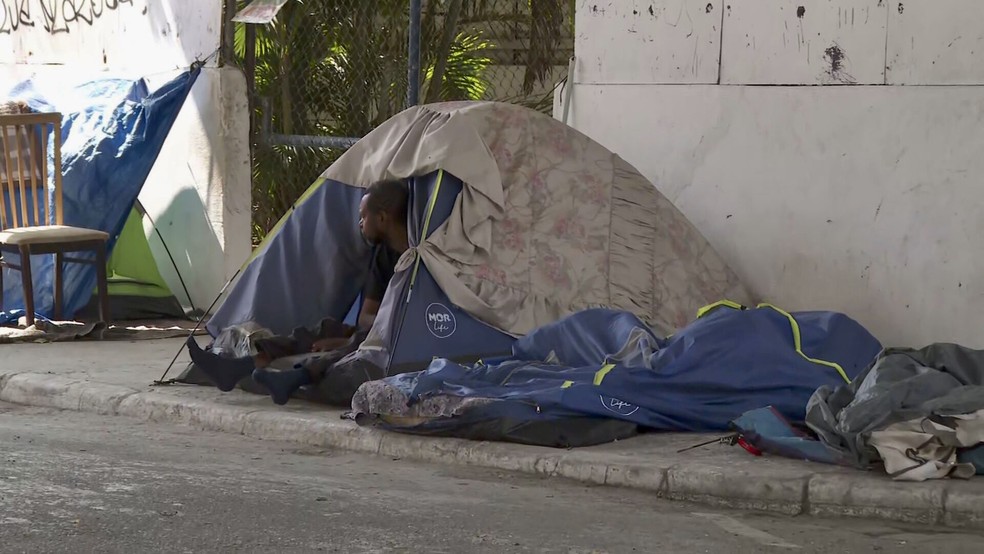 Homem em situação de rua dentro de barraca, na cidade de São Paulo — Foto: Reprodução/TV Globo
