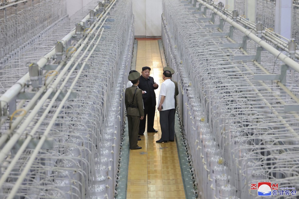 Coreia do Norte mostra pela primeira vez instalações de enriquecimento de urânio — Foto: Korean Central News Agency/Korea News Service via AP