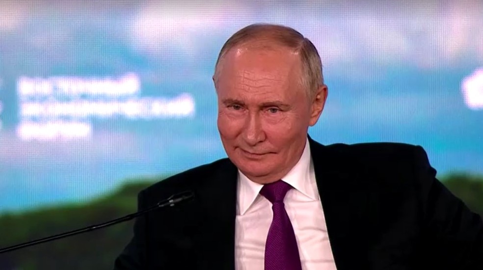 Vladimir Putin participa de evento em Vladivostok, na Rússia — Foto: Reprodução/Reuters