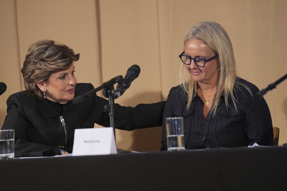 Natacha sendo consolada por Gloria Allred, advogada americana famosa por defender direito das mulheres — Foto: Yui Mok/PA via AP