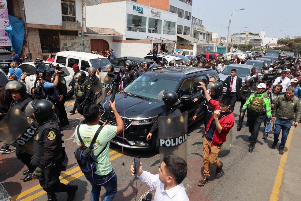 Pessoas caminham durante cortejo fúnebre do ex-presidente do Peru Alberto Fujimori, em Lima — Foto: Sebastian Castaneda/Reuters