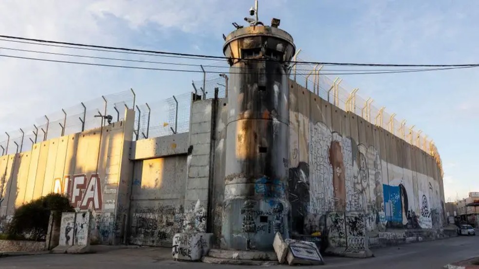 O muro de segurança de Israel que divide a cidade palestina de Belém, na Cisjordânia, de Israel — Foto: Fonte: Getty Images/BBC