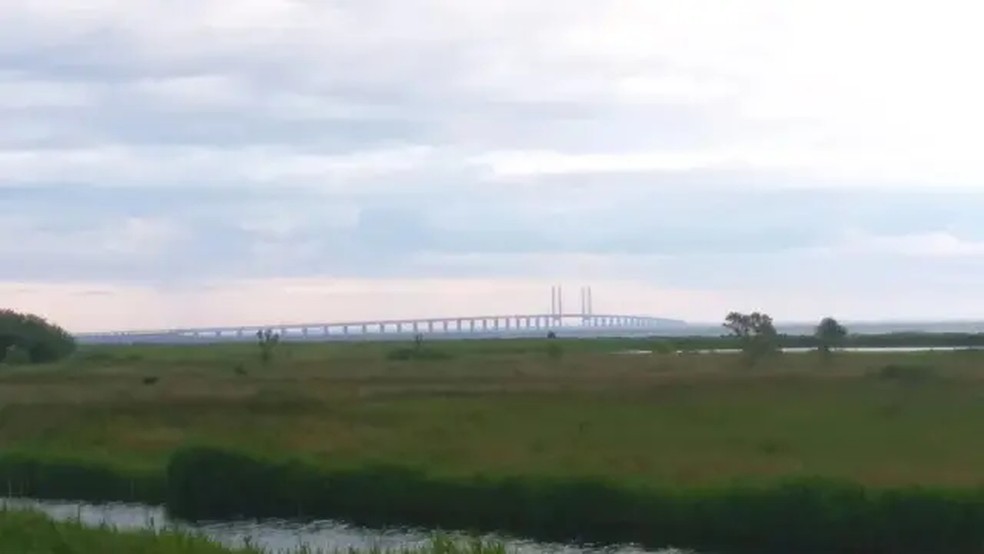 Matilda passou pela Ponte de Oresund, na Dinamarca, durante o trajeto. 'Quando eu estava pedalando, o mundo voltou a ser grande novamente'. — Foto: Matilda Welin via BBC
