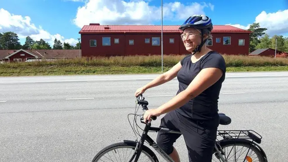 Matilda Welin viaja de bicicleta de Londres até a Suécia ao longo de 17 dias. — Foto: Matilda Welin via BBC