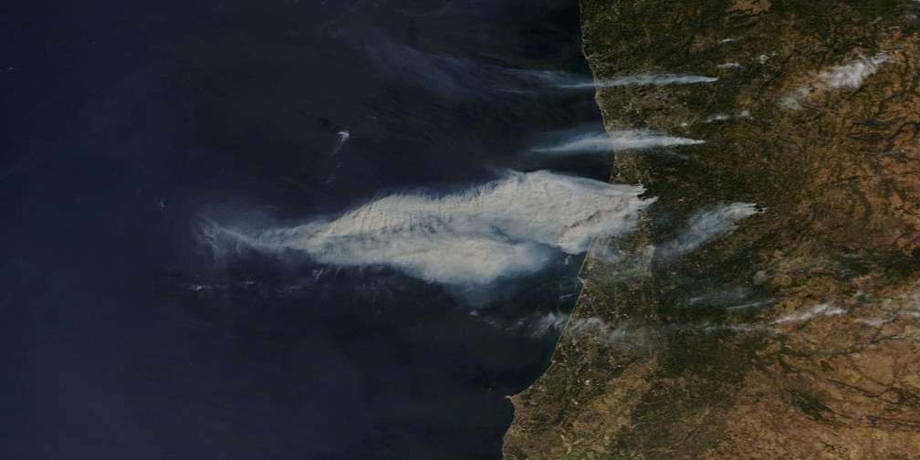 Imagem de satélite mostra extensa nuvem de fumaça sobre a região central de Portugal, em 16 de setembro de 2024. — Foto: Nasa Worldview via Reuters