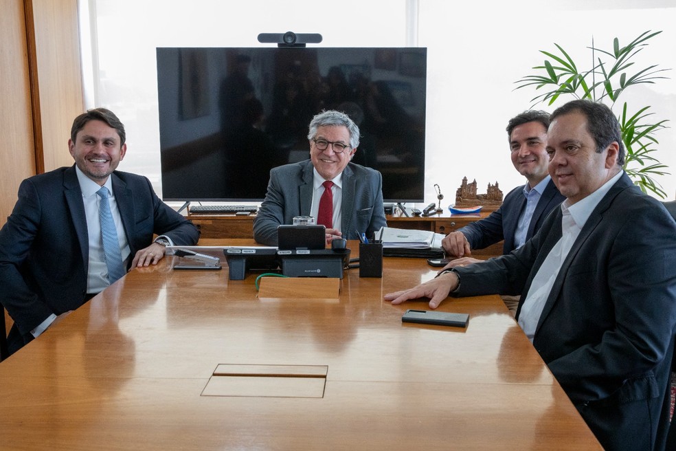 O ministro das Relações Institucionais, Alexandre Padilha, durante reunião com Elmar Nascimento, pré-candidato do União Brasil à Presidência da Câmara — Foto: Gil Ferreira/SRI