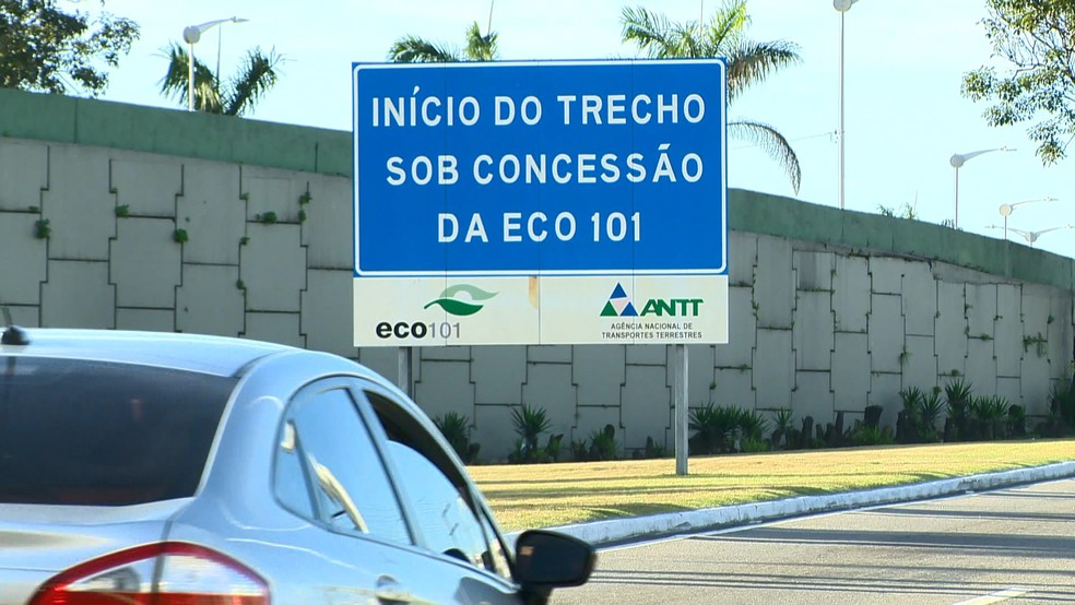 Placa que sinaliza o início do trecho sob concessão da Eco101 na BR-101 em Carapina, na Serra, ES — Foto: Reprodução/TV Gazeta