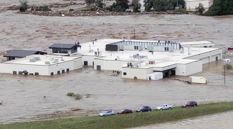 Pacientes e funcionários presos no telhado de hospital no Tennessee em meio a enchente causada pela passagem do furacão Helene pelo estado em 27 de setembro de 2024. — Foto: NewsNation via AP