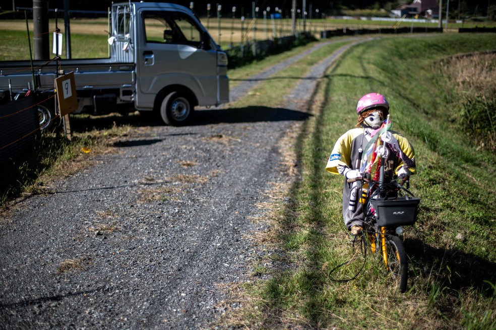 Boneco em cima de bicicleta na vila de Ichinono, no Japão. Foto tirada em 21 de outubro de 2024. — Foto: Philip FONG/AFP