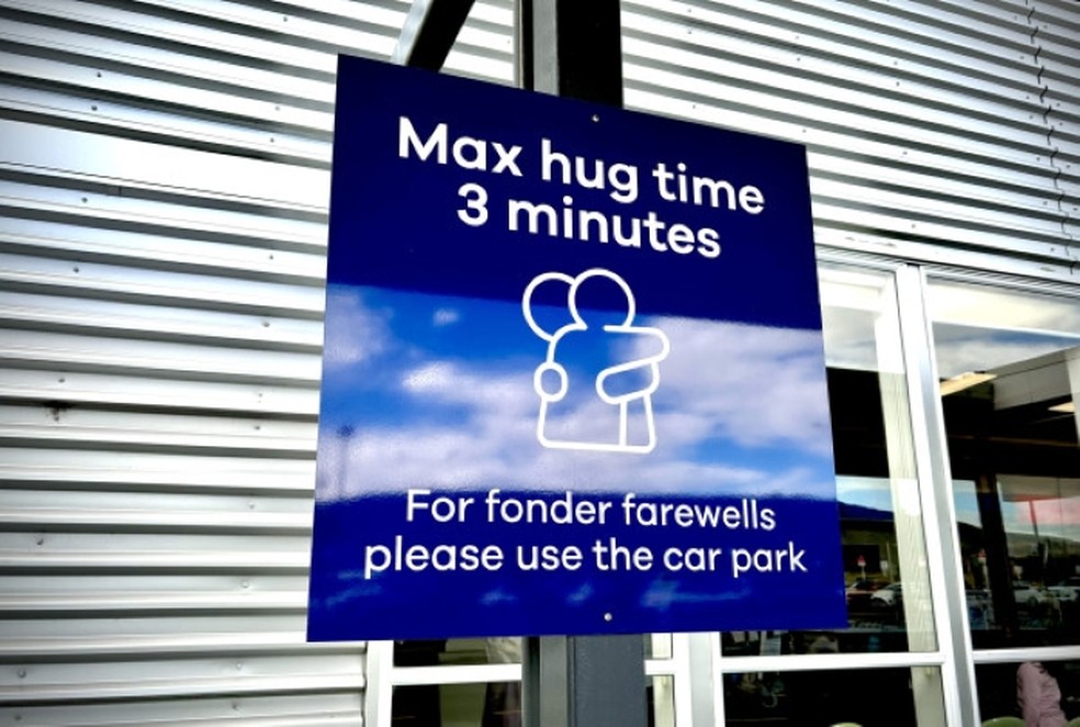 Placa no Aeroporto de Dunedin, na Nova Zelândia, proíbe abraços por mais de 3 minutos — Foto: divulgação/Aeroporto de Dunedin