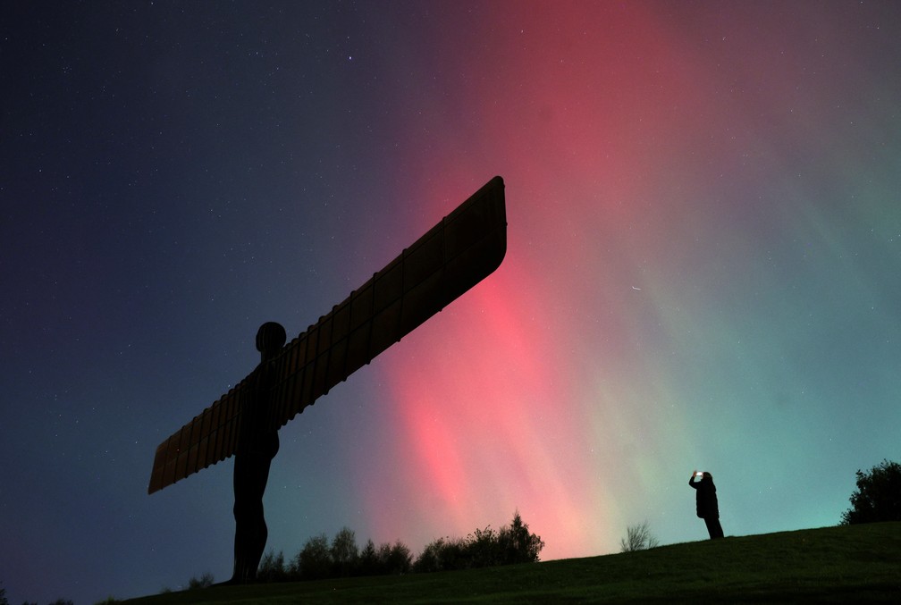 Aurora boreal é vista sobre a estátua do Anjo do Norte em Gateshead, na Inglaterra — Foto: Lee Smith/Reuters