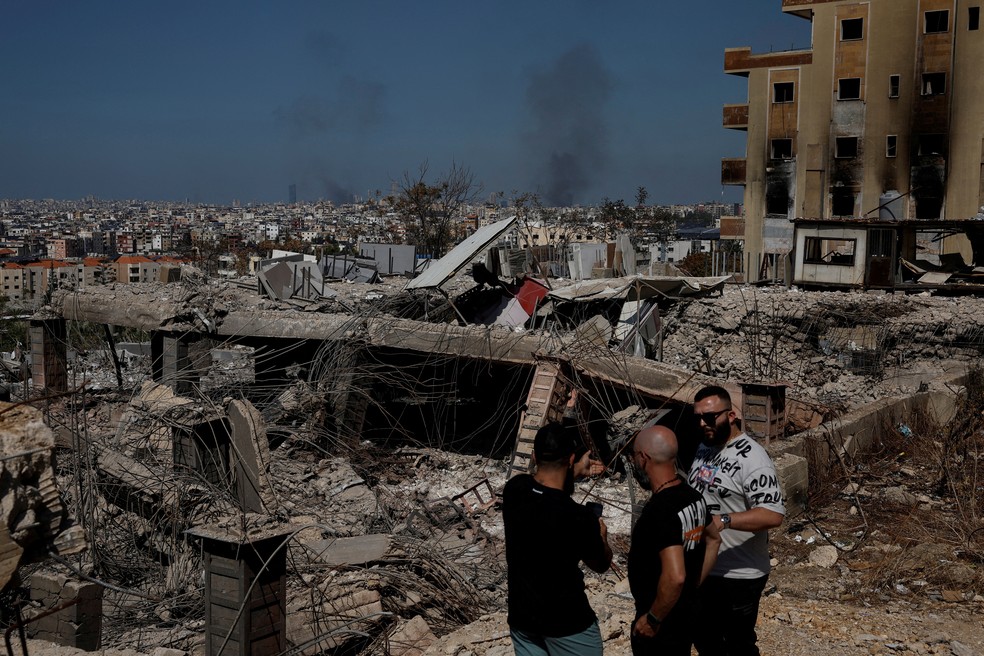 Pessoas junto a destroços de prédio após bombardeio israelense no bairro de Choueifat, em Beirute, em 3 de outubro de 2024. — Foto: REUTERS/Louisa Gouliamaki/File Photo