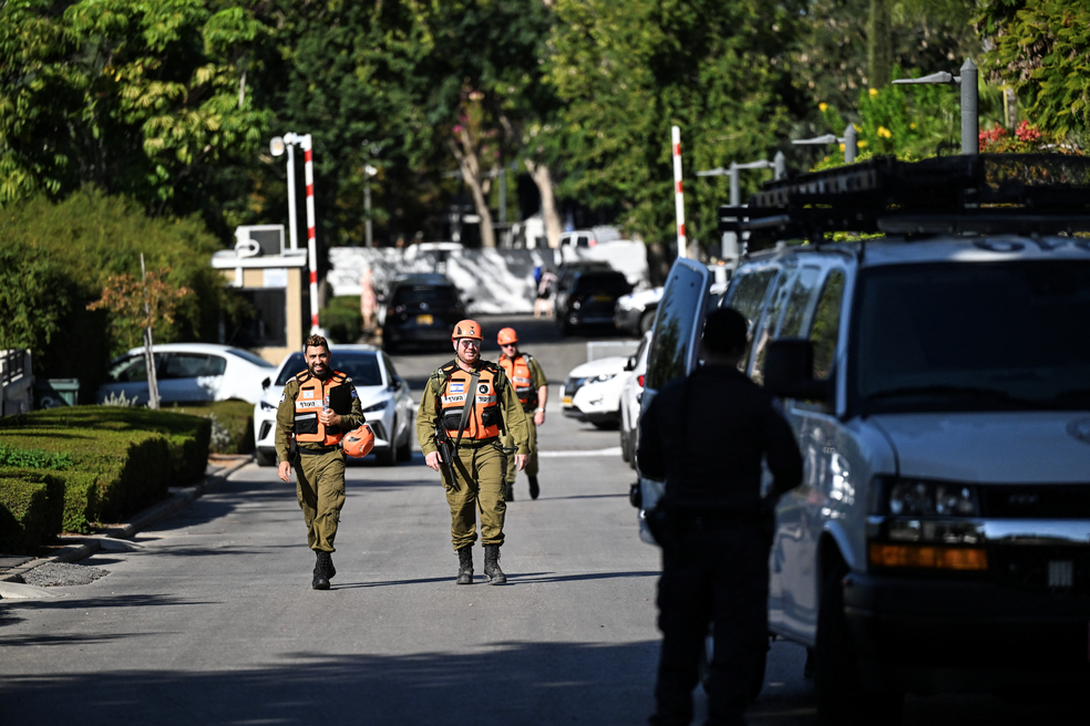 Soldados israelenses caminham na rua da residência privada do premiê Benjamin Netanyahu após drone ser lançado em direção à residência, em 19 de outubro de 2024. — Foto: Rami Shlush/ Reuters