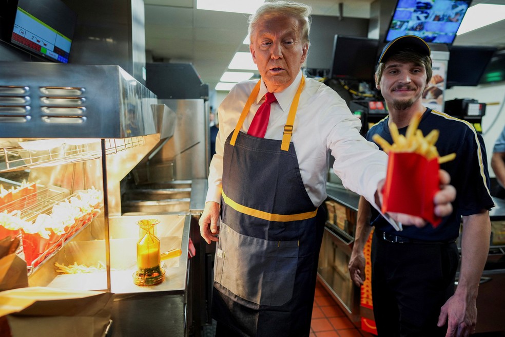 Donald Trump frita batatas em uma unidade da rede de fast food McDonald's, na Pensilvânia. — Foto: Reuters/Doug Mills/Pool
