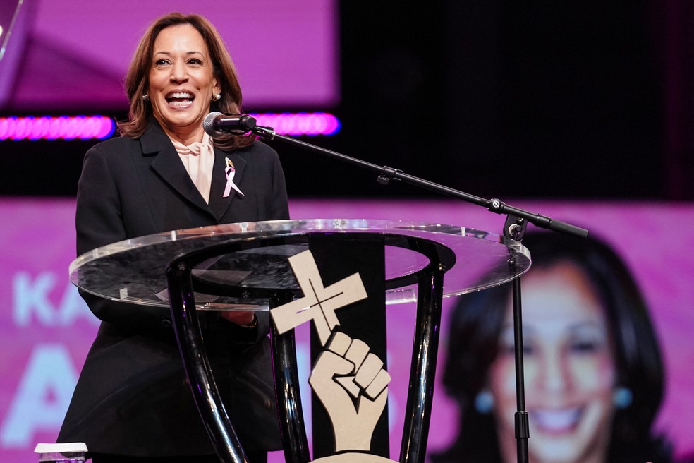 Kamala Harris fala durante um culto na Igreja Batista Missionária Novo Nascimento em Stonecrest, Geórgia, EUA. — Foto: Reuters/Elijah Nouvelage