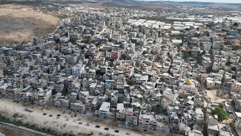 Vista aérea mostra o campo de refugiados de Nur Shams, perto de Tulkarem, na Cisjordânia — Foto: Mohammed Torokman/Reuters