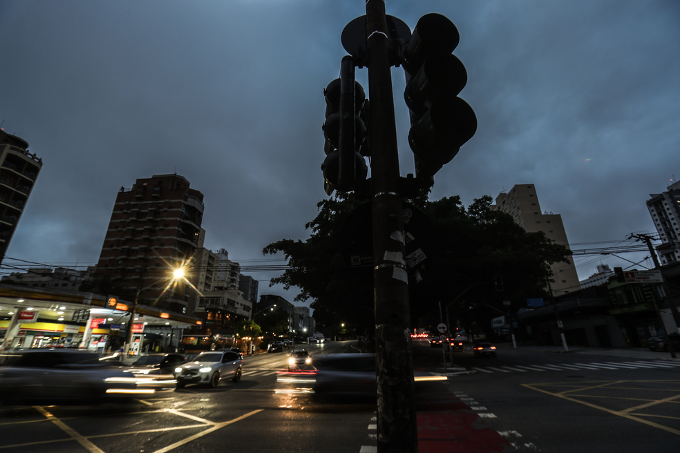 Vista do cruzamento da Avenida Henrique Schaumann com a Rua Teodoro Sampaio com os semáforos desligados por falta de energia elétrica, na zona oeste de São Paulo, no domingo, 13 de outubro de 2024. — Foto: WERTHER SANTANA/ESTADÃO CONTEÚDO