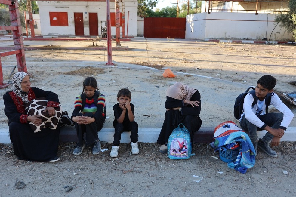 Famílias que estavam em escola que servia de abrigo para deslocados receberam ordens para evacuar o local — Foto: Omar AL-QATTAA / AFP