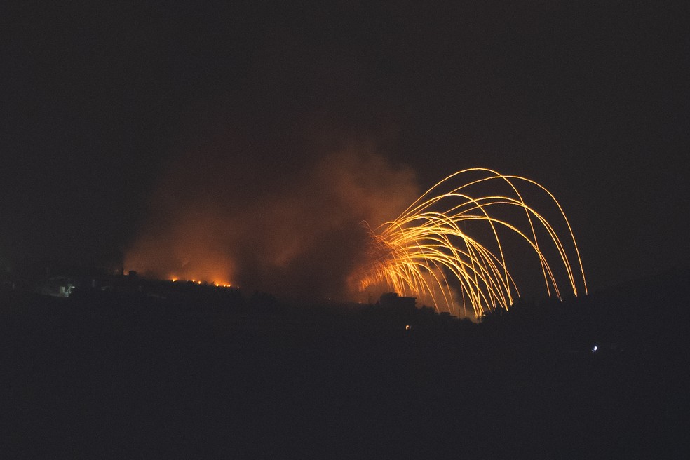 Israel faz bombardeio em área no sul do Líbano — Foto: AP Photo/Leo Correa