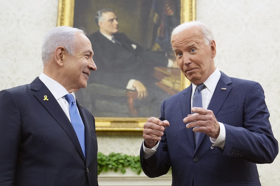 Presidente dos EUA, Joe Biden (à direita), conversa com primeiro-ministro de Israel, Benjamin Netanyahu, em encontro na Casa Branca em 25 de julho de 2024. — Foto: AP Photo/Susan Walsh