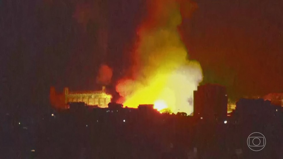 Israel amplia ataques aéreos contra o Hezbollah e bombardeia região no norte do Líbano que ainda não tinha sido atingida neste sábado (5). — Foto: Reprodução/Jornal Nacional