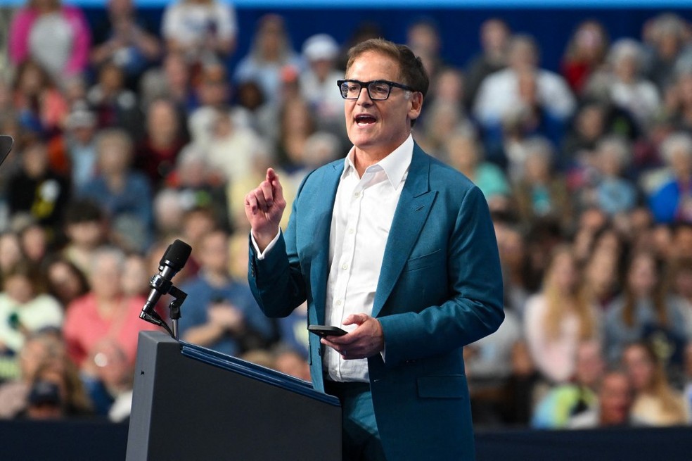 O empresário Mark Cuban fala em um evento de campanha para a candidata democrata Kamala Harris, na Universidade Wisconsin-La Crosse em La Crosse, Wisconsin, em 17 de outubro de 2024. — Foto: Craig Lassig / AFP