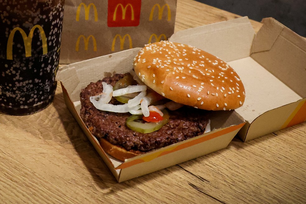 Lanche Quarter Pounder, do McDonald's, em uma unidade da rede de fast food nos EUA. — Foto: Reuters
