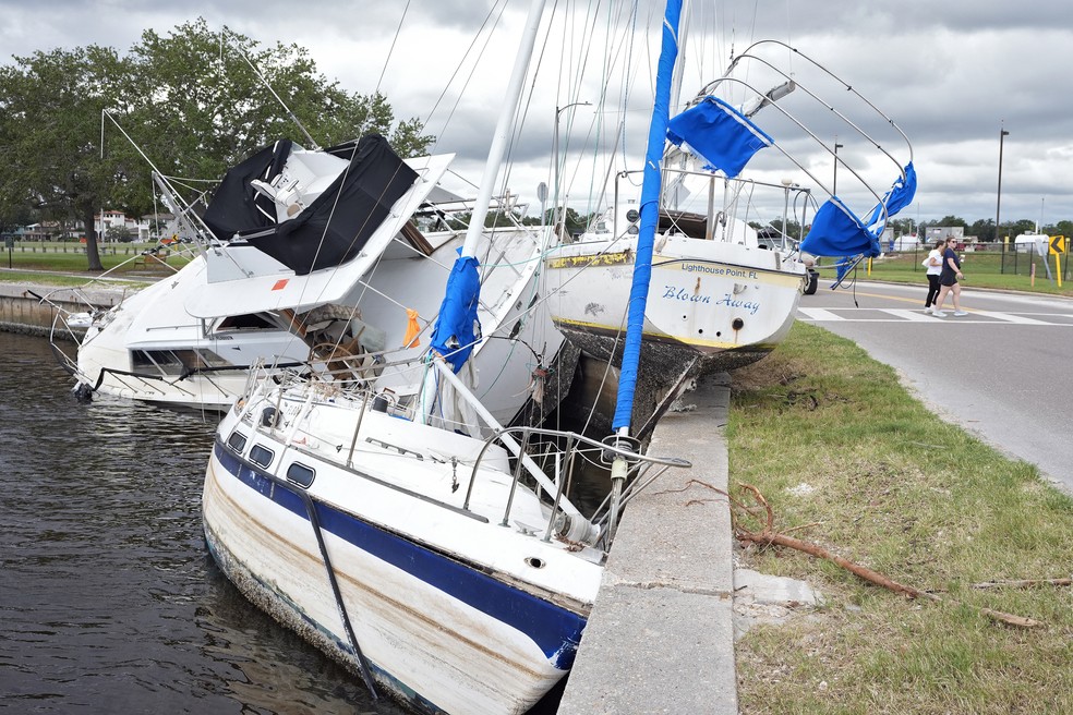 Barcos destruídos pelo furacão Helene e ainda onde foram deixados pela passagem do fenômeno na Flórida em 7 de outubro de 2024, horas antes da possível chegada do furacão Milton. — Foto: AP Photo/Chris O'Meara