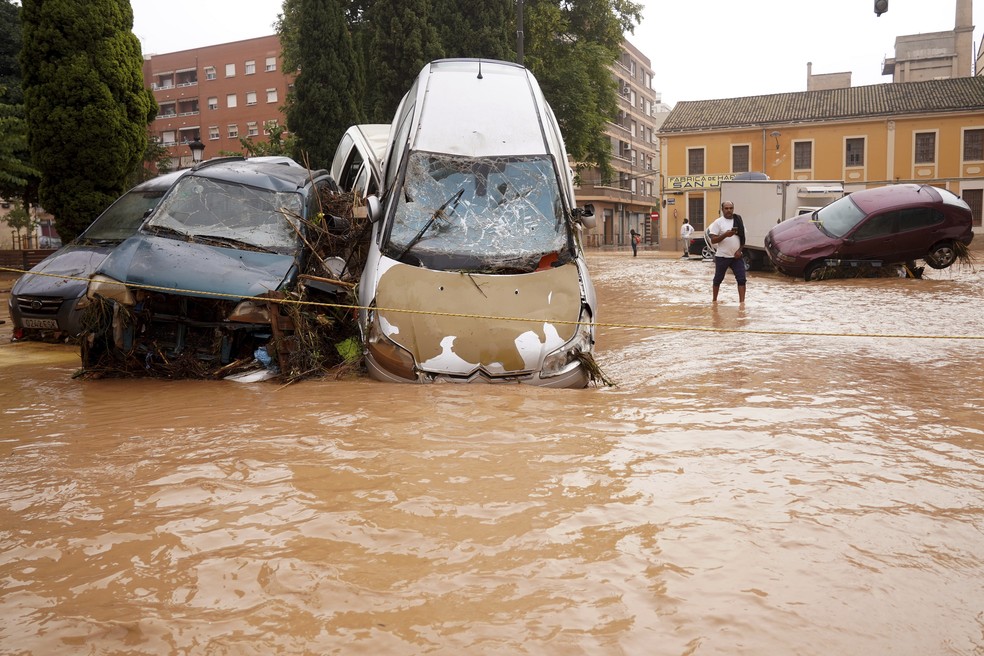 Rua inundada com carros destruídos após enchentes em Valencia, na Espanha, em 30 de outubro de 2024. — Foto: AP Foto/Alberto Saiz