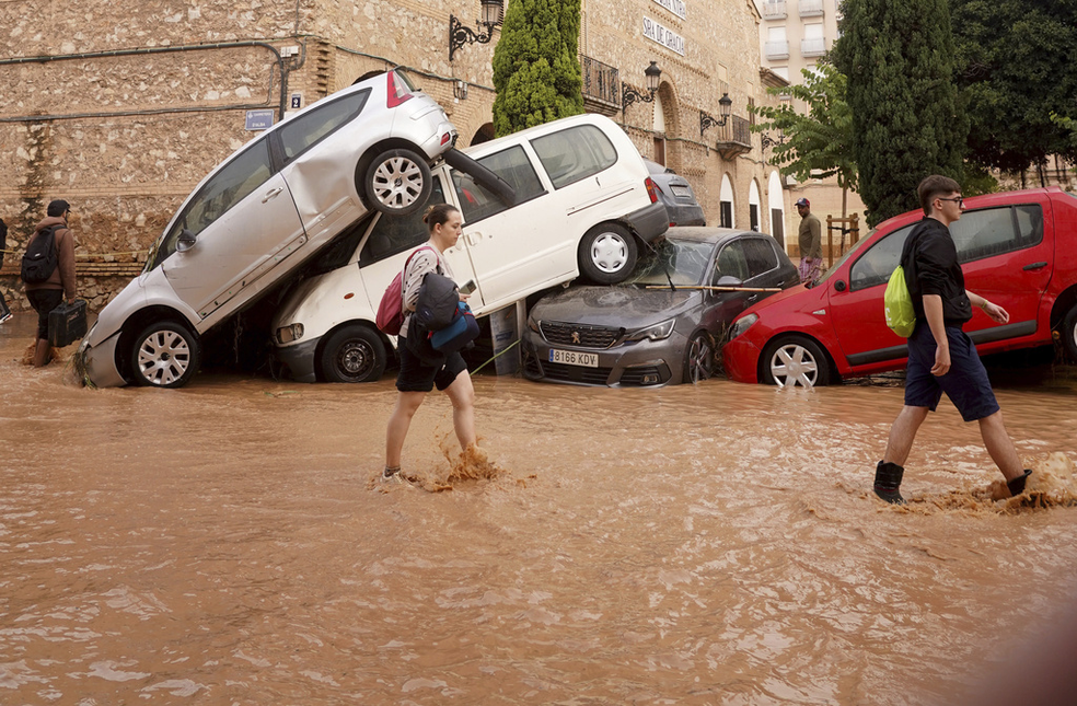 Carros empilhados no bairro de La Torre, no sul da cidade de Valencia, em 30 de outubro de 2024. — Foto: Alberto Saiz/ AP