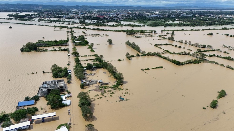 Número de mortes provocadas por tempestade tropical nas Filipinas passa dos 100. — Foto: John Dimain / AFP