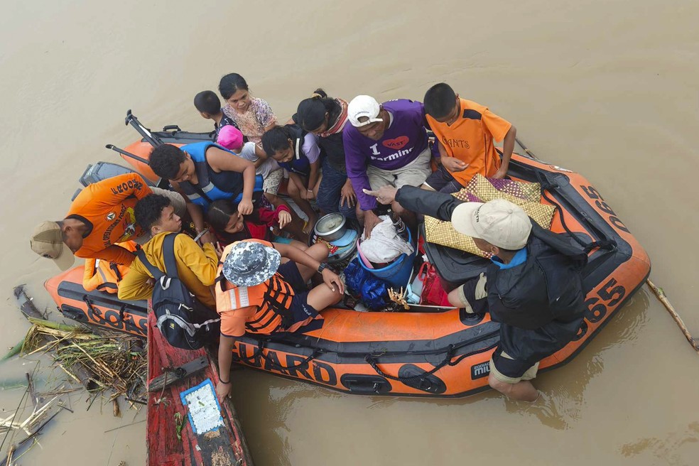 Pessoas são resgatadas após tempestade atingir as Filipinas — Foto: Michelle Ricasio/AP