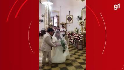 Filipinos se casam dentro de igreja inundada