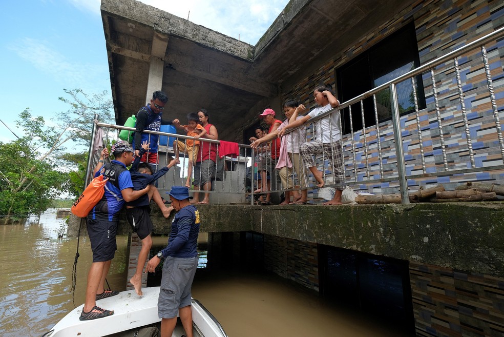 Número de mortes provocadas por tempestade tropical nas Filipinas passa dos 100. — Foto: ZALRIAN SAYAT / AFP