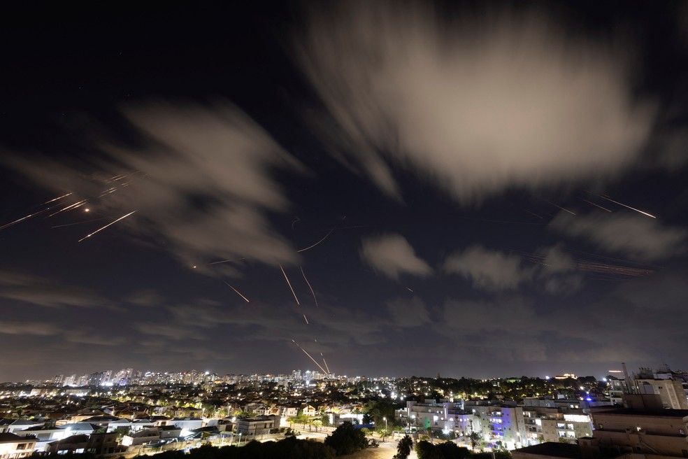 Domo de Ferro abate mísseis disparados pelo Irã em Ashkelon, em Israel, nesta terça-feira (1º). — Foto: Amir Cohen/Reuters