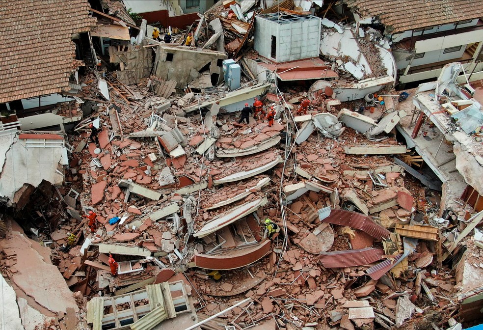 Imagem de drone mostra esforços de resgate após desabamento de prédio de 10 andares em Villa Gesell, na Argentina, em 29 de outubro de 2024. — Foto: REUTERS/Pablo Funes