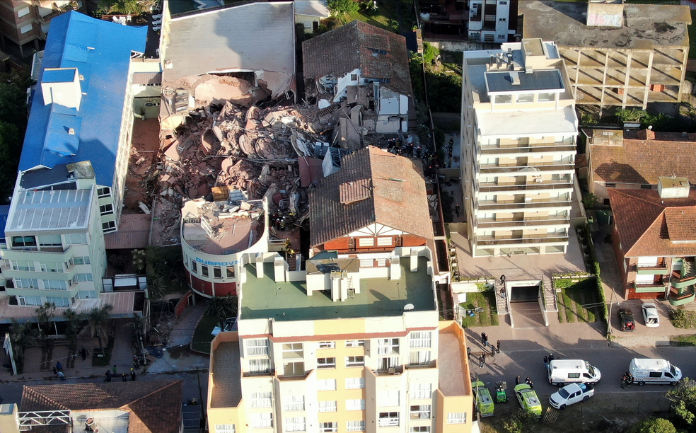 Hotel de dez andares desaba em Villa Gesell, na Argentina, em 29 de outubro de 2024. — Foto: REUTERS/Pablo Funes