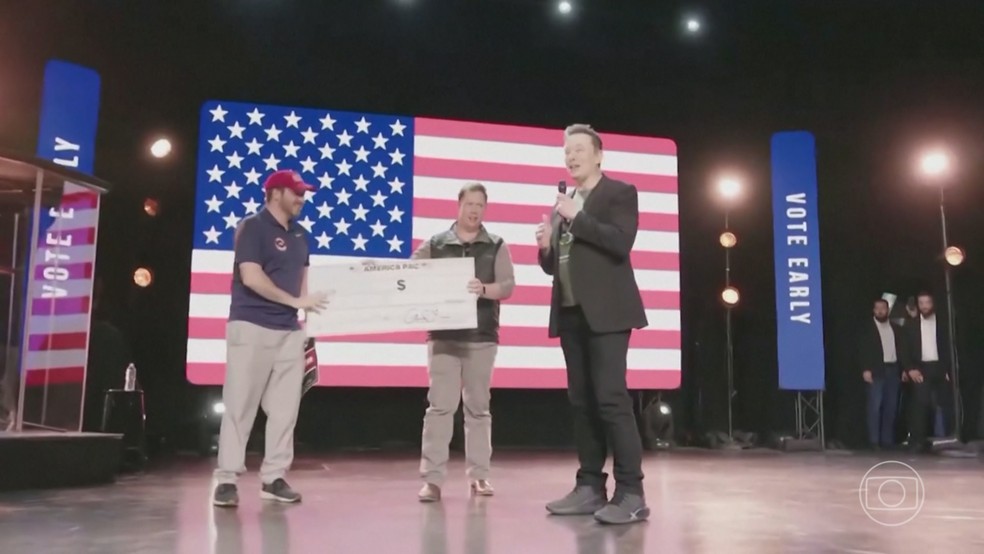 Atuação política de Elon Musk gera debate sobre o peso do dinheiro na eleição presidencial dos EUA — Foto: Jornal Nacional/ Reprodução