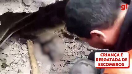 Criança é resgatada de debaixo dos escombros em Gaza