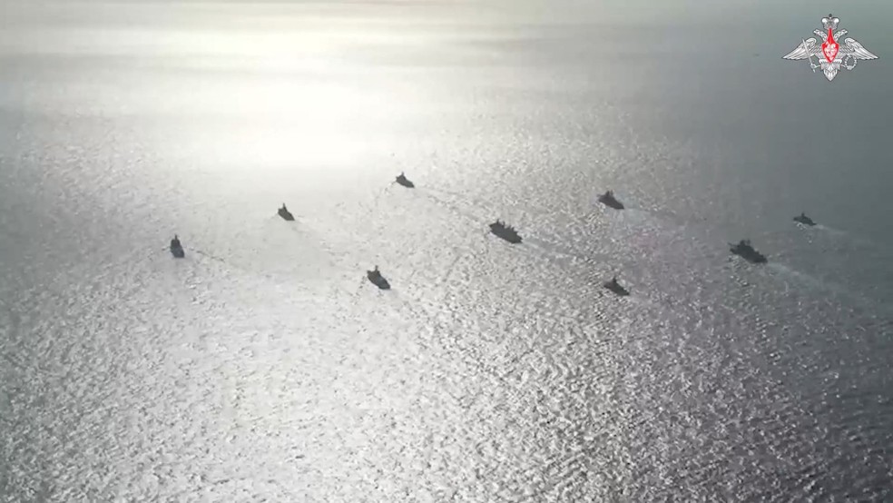 Navios de guerra Russia e China — Foto: Ministerio de Defesa da Russia via Reuters