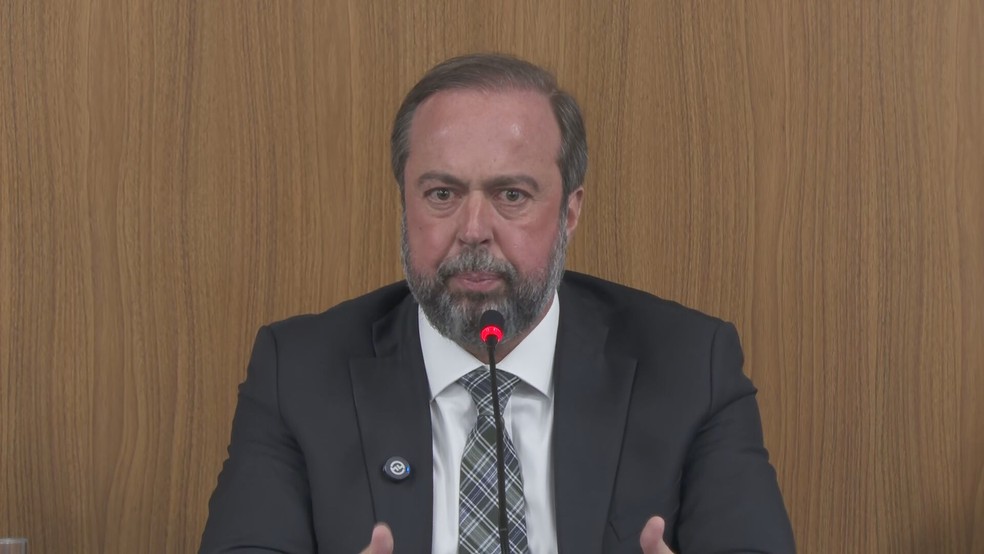 Ministro de Minas e Energia Alexandre Silveira durante coletiva em São Paulo — Foto: TV Globo