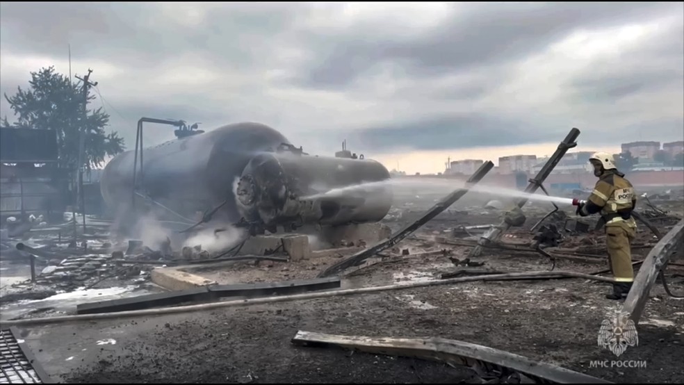 Imagem feita a partir de vídeo divulgado pelo Ministério de Emergência da Rússia em 12 de outubro de 2024 mostra um bombeiro combatendo o fogo após uma grande explosão em um posto de gasolina em Grozny, capital da república da Chechênia — Foto: Ministério de Emergência da Rússia via AP