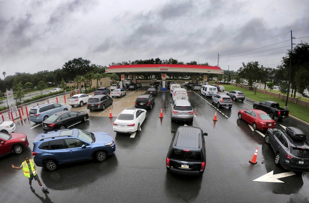 Carros fazem fila em posto de gasolina em Altamonte Springs, na Flórida, em 7 de outubro de 2024 em meio a preparo de moradores para a chegada do furacão Milton na região. — Foto: Joe Burbank/Orlando Sentinel via AP