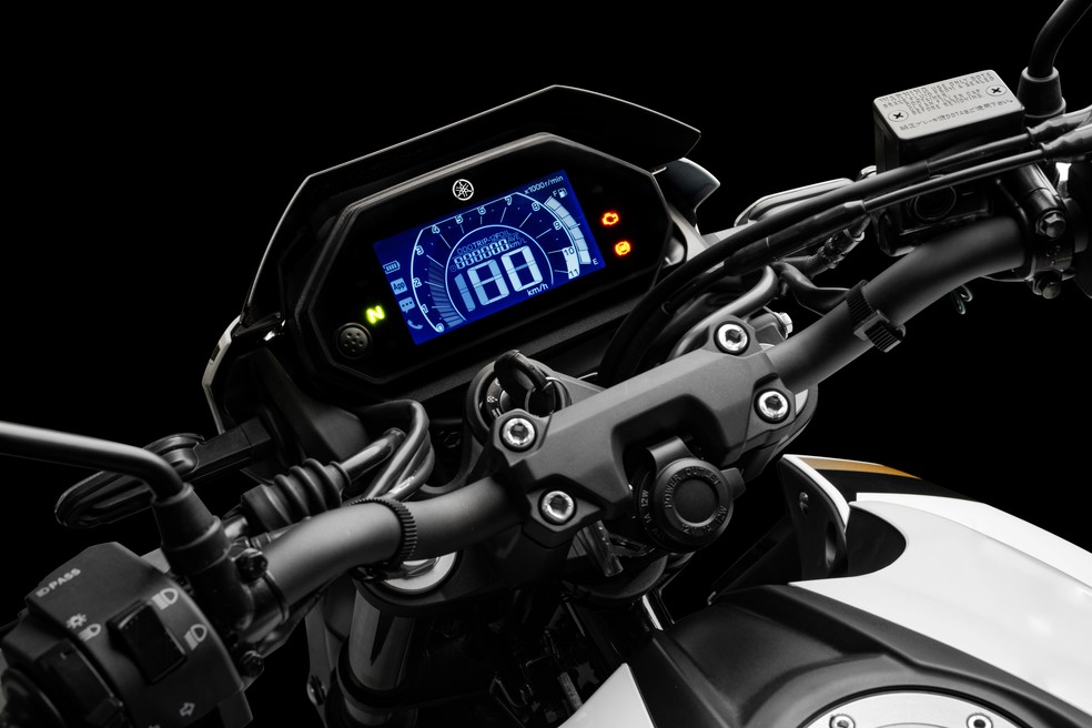 FZ25 passa a adotar um painel maior — Foto: Divulgação | Yamaha
