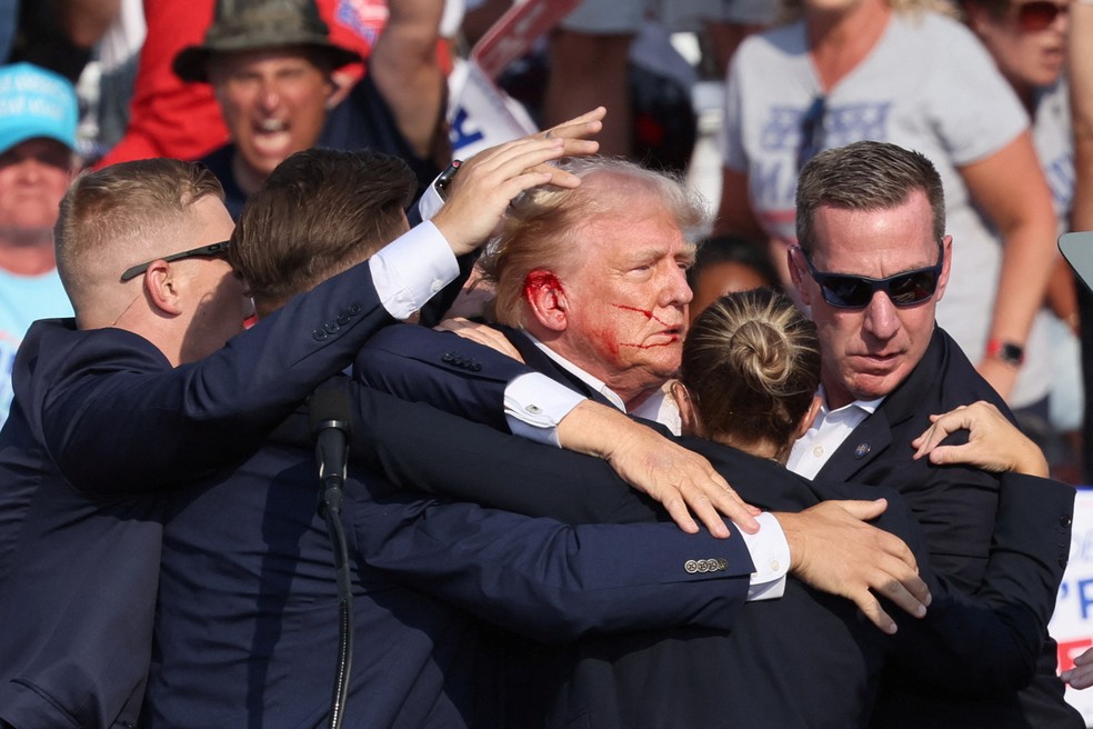 Com sangue no rosto, Trump é retirado do palco de comício em Butler, na Pensilvânia — Foto: Brendan McDermid/Reuters