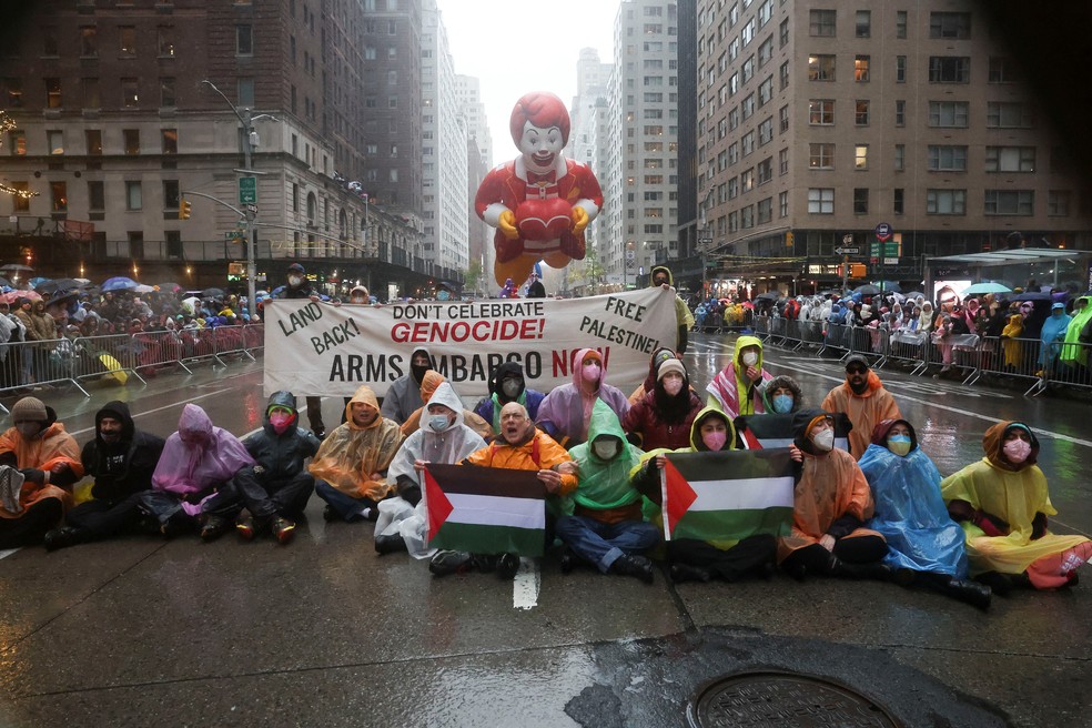 Manifestantes pró-Palestina invadem desfile tradicional de Dia de Ação de Graças da loja de departamentos Macy´s em Nova York, nos EUA, em 28 de novembro de 2024. — Foto: Brendan McDermid/ Reuters